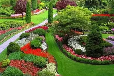 Flower beds and lawns at the Government Botanical Garden