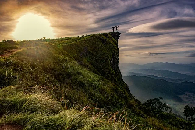The cliff edge at Kodanad View Point above the ranges